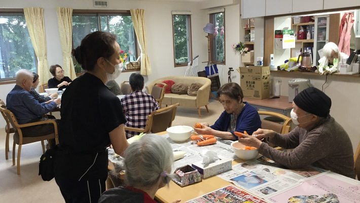 芋煮の準備中